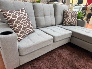 Sofá chaise longue gris con portavasos