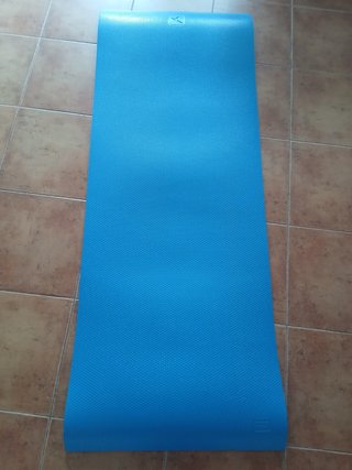 Esterilla azul para yoga o ejercicio