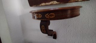 Ménsula de madera con incrustaciones