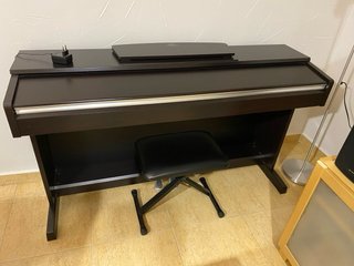 Piano Eléctrico Yamaha 141 + Banqueta + partituras