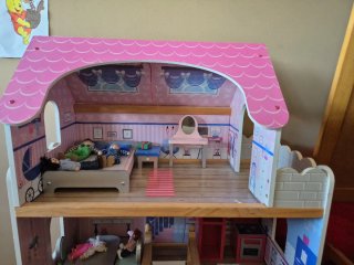 Casita de muñecas rosa con muebles de Eureka Kids