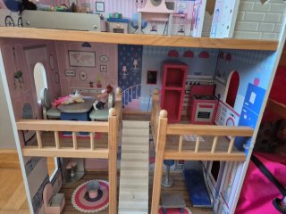 Casita de muñecas rosa con muebles de Eureka Kids