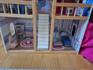 Casita de muñecas rosa con muebles de Eureka Kids