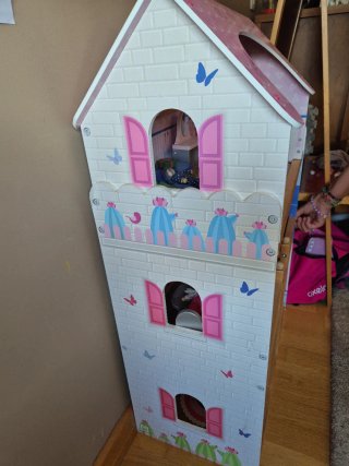 Casita de muñecas rosa con muebles de Eureka Kids