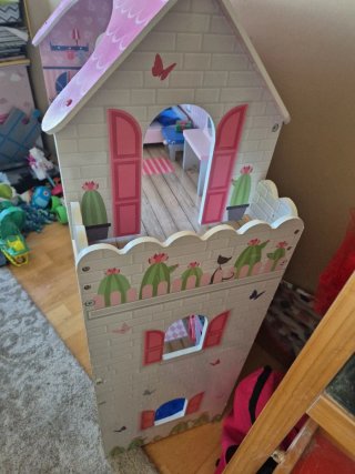 Casita de muñecas rosa con muebles de Eureka Kids