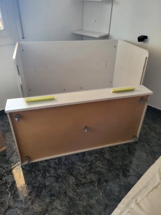 Cuna de bebé blanca con cajón