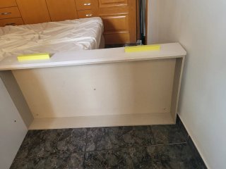 Cuna de bebé blanca con cajón