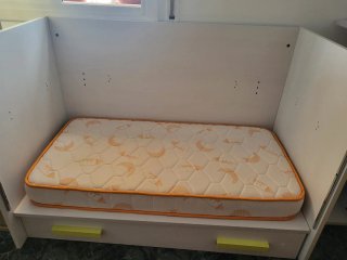 Cuna de bebé blanca con cajón