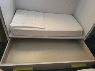Cuna de bebé blanca con cajón