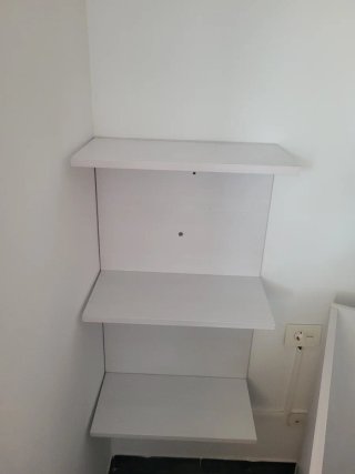 Cuna de bebé blanca con cajón