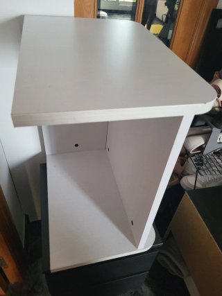 Cuna de bebé blanca con cajón