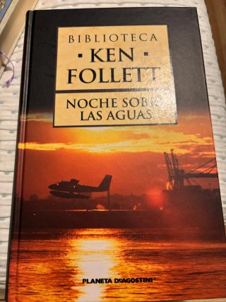 Noche sobre las aguas. Ken follet . Tapa dura