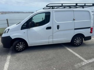 NISSAN nv200