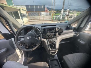 NISSAN nv200
