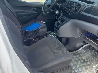 NISSAN nv200