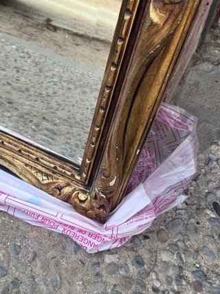 Espejo de pared dorado con marco tallado