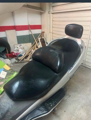 Suzuki Burgman Maxi Scooter Plata/Negro