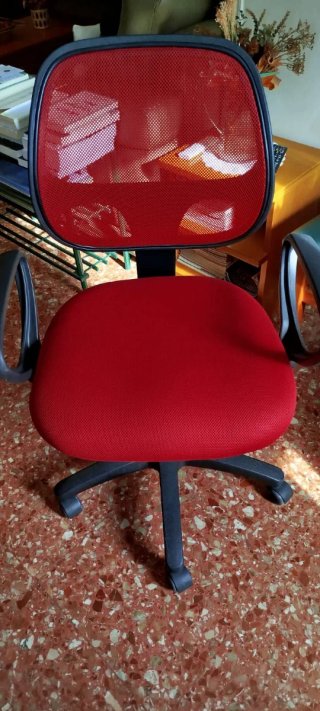 Silla de oficina ergonómica roja y negra