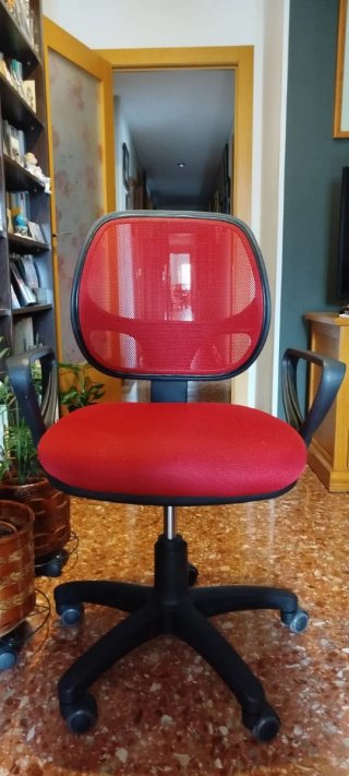 Silla de oficina ergonómica roja y negra