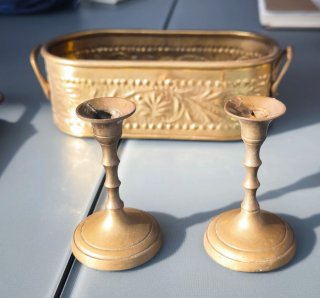 Conjunto latón: candelabros y macetero