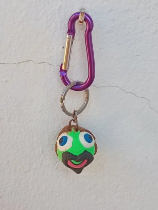 Llavero artesanal cara monstruo goma