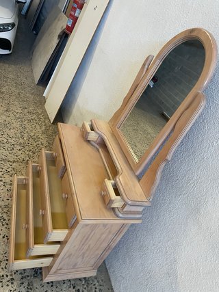Mueble tocador de madera con espejo