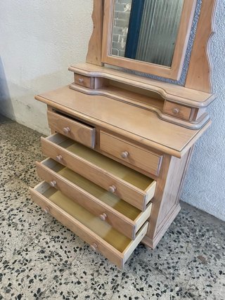 Mueble tocador de madera con espejo