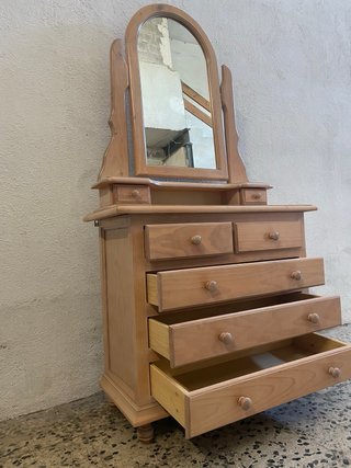 Mueble tocador de madera con espejo