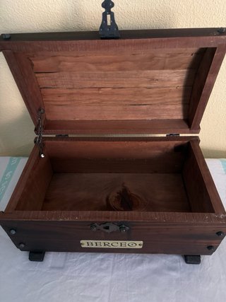 Cofre de madera con detalles metálicos