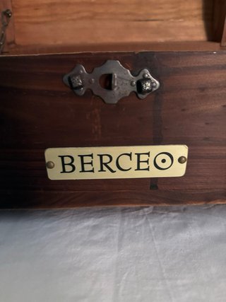 Cofre de madera con detalles metálicos