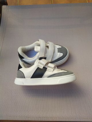 Zapatillas niño velcro blancas y grises número 23