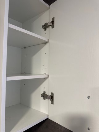 Mueble de cocina blanco con puerta