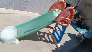 Tobogán infantil naranja, azul y verde