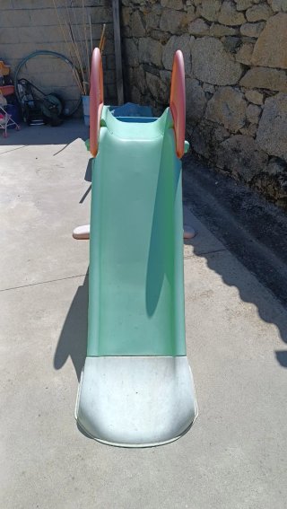 Tobogán infantil naranja, azul y verde