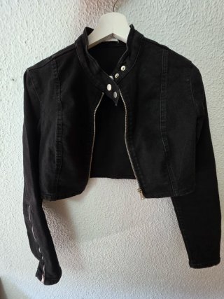 Chaqueta Zara corta negra