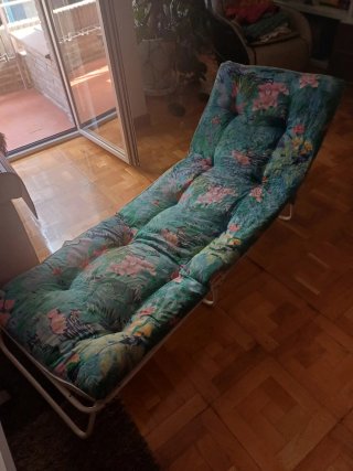 Lettino da giardino con stampa tropicale