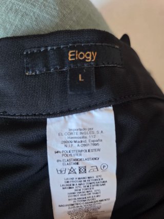 Pantalón negro con detalle de flecos