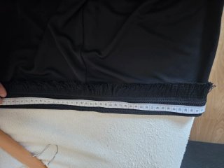 Pantalón negro con detalle de flecos
