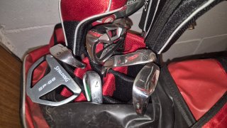 Bolsa y palos de golf Spalding y Odyssey. Completo