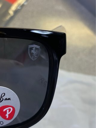 Gafas Ray-Ban RB 8342 Ferrari Negras Rojas.