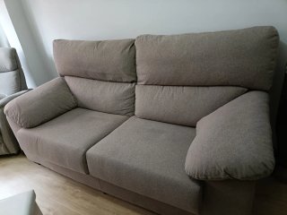 Sofá de tela beige y marrón