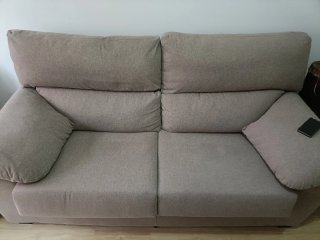 Sofá de tela beige y marrón