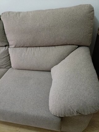 Sofá de tela beige y marrón