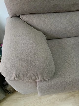 Sofá de tela beige y marrón