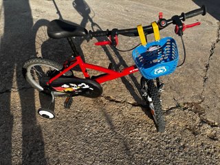 Bicicleta infantil roja con ruedines
