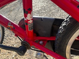 Bicicleta infantil roja con ruedines