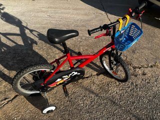 Bicicleta infantil roja con ruedines