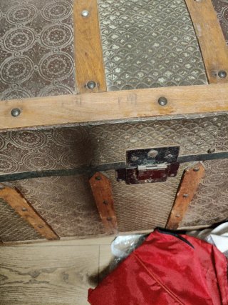 Baúl vintage de tela, metal y madera