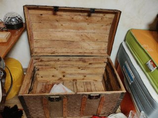 Baúl vintage de tela, metal y madera