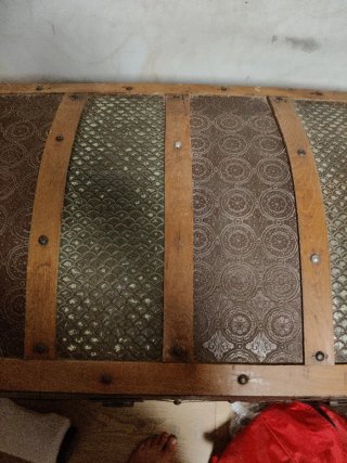 Baúl vintage de tela, metal y madera